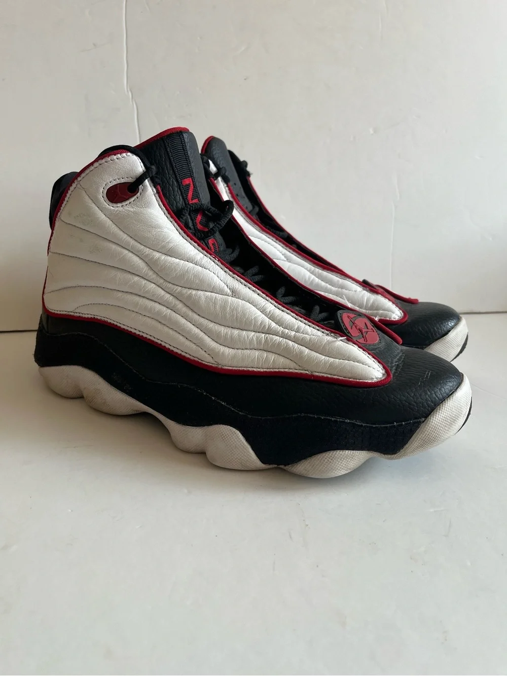 Jordan Mens Pro Strong White black Basketball Athletic sneaker size 8.5